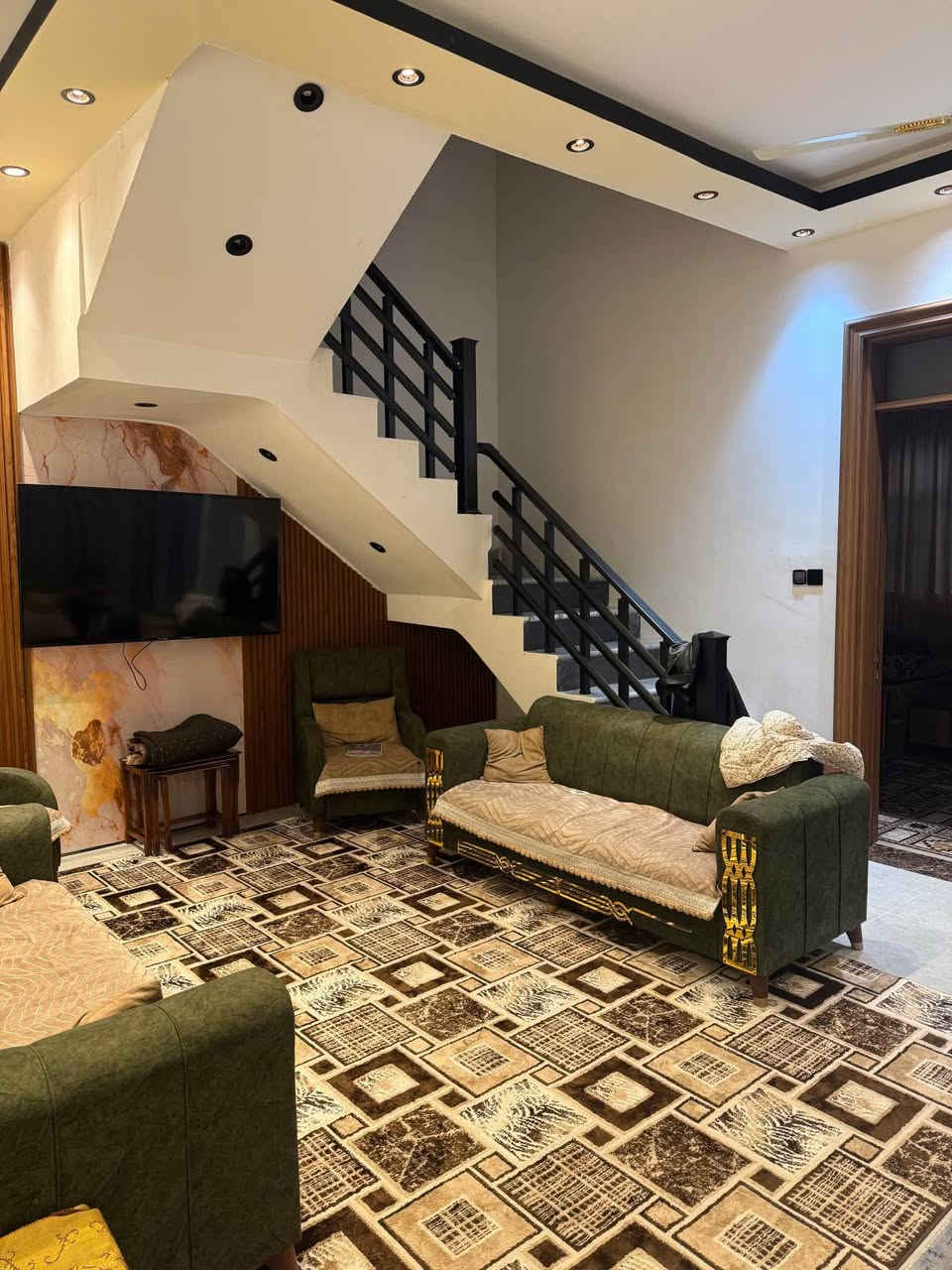 دار للبيع مساحة 240 متر بناء حديث 2025 فول بناء درجه اولى  بناء رفت طابوق 4 غرف نوم  3 غرف صحيات ملك صرف زراعي سند 25 مفروز 
شارع 15 متر 
ماء كهرباء خدمات مدارس جامع وحسينية وقاعة محمد رسول لله 
كلشي متوفر 
الموقع جميل وهادئ
للاستفسار ***********

بغداد قرب جزيرة بغداد السياحيه بغداد, العراق
