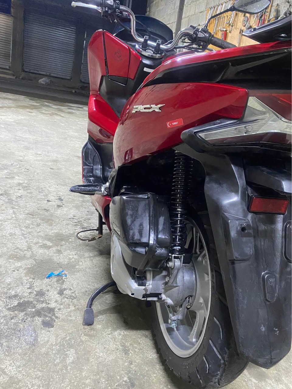 سلام عليكم دراجه pcx للبيع محرك 125 الداجه حلوه ومرتبه وعلى ايدي بيه كلج خلفي وبيه وبدلت اله واتر بم جديد حلوه ومرتبه وشوفت عينك سعر 12 ورقه وهلا بل جاي بخدمته عنوانه بغداد الشعلة رقم الهاتف *********** بغداد, العراق
