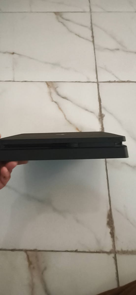 السلام عليكم من بعد اذن الادمن ps4 هارد٥٠٠ اون لاين ويا يده وحده وملحقاته كامله ولعبة وحده ريمبو 6 للبيع السعر 225مكاني الدوره ابو دشير ***********

