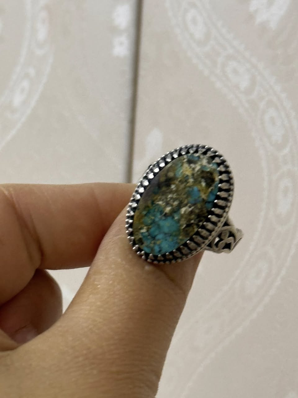 خاتم فضة عيار 925 مرصع بحجر الفيروز النيشابوري الطبيعي بتصميم ملكي. السعر//175 الف


**إذا كنت صاحب هذا الإعلان وتريد حذفه لأي سبب، رجاءا أرسل رسالة إلى الدعم الفني**