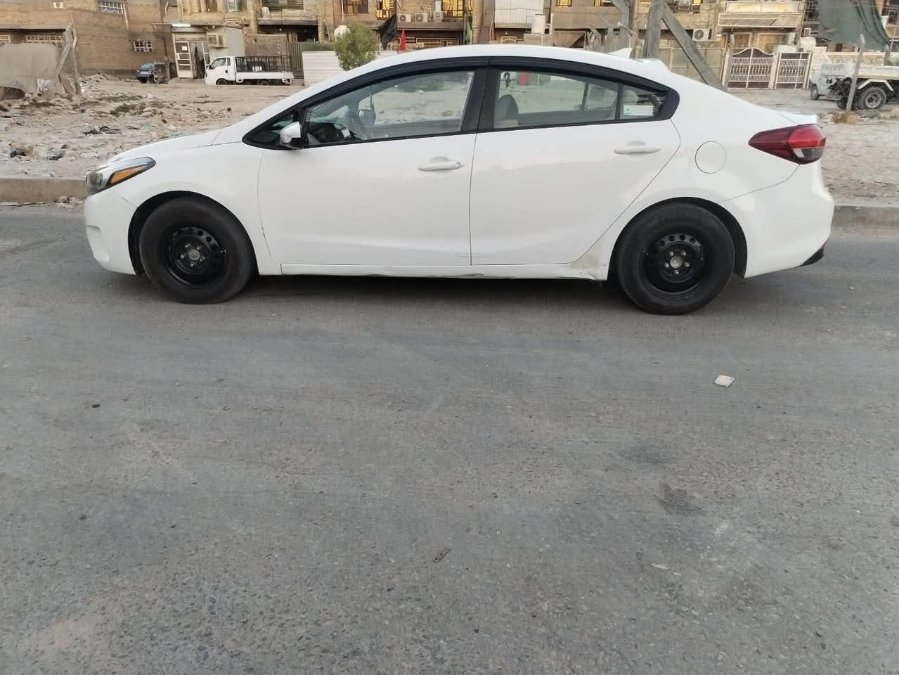 كيه فورتي مديل 2017 وارد مريكي حدثه شخط بل بيبان اليمنه بدون حدث بون يرباك كلن سليمات محرك 2000دوش محرك كير مكفولت من الفتح تخم تاير تبريد كلهً جديد باتري جديد صدر مامي خلفي جديد سياره جهزه من كلشي سعر 100رقم ***********
