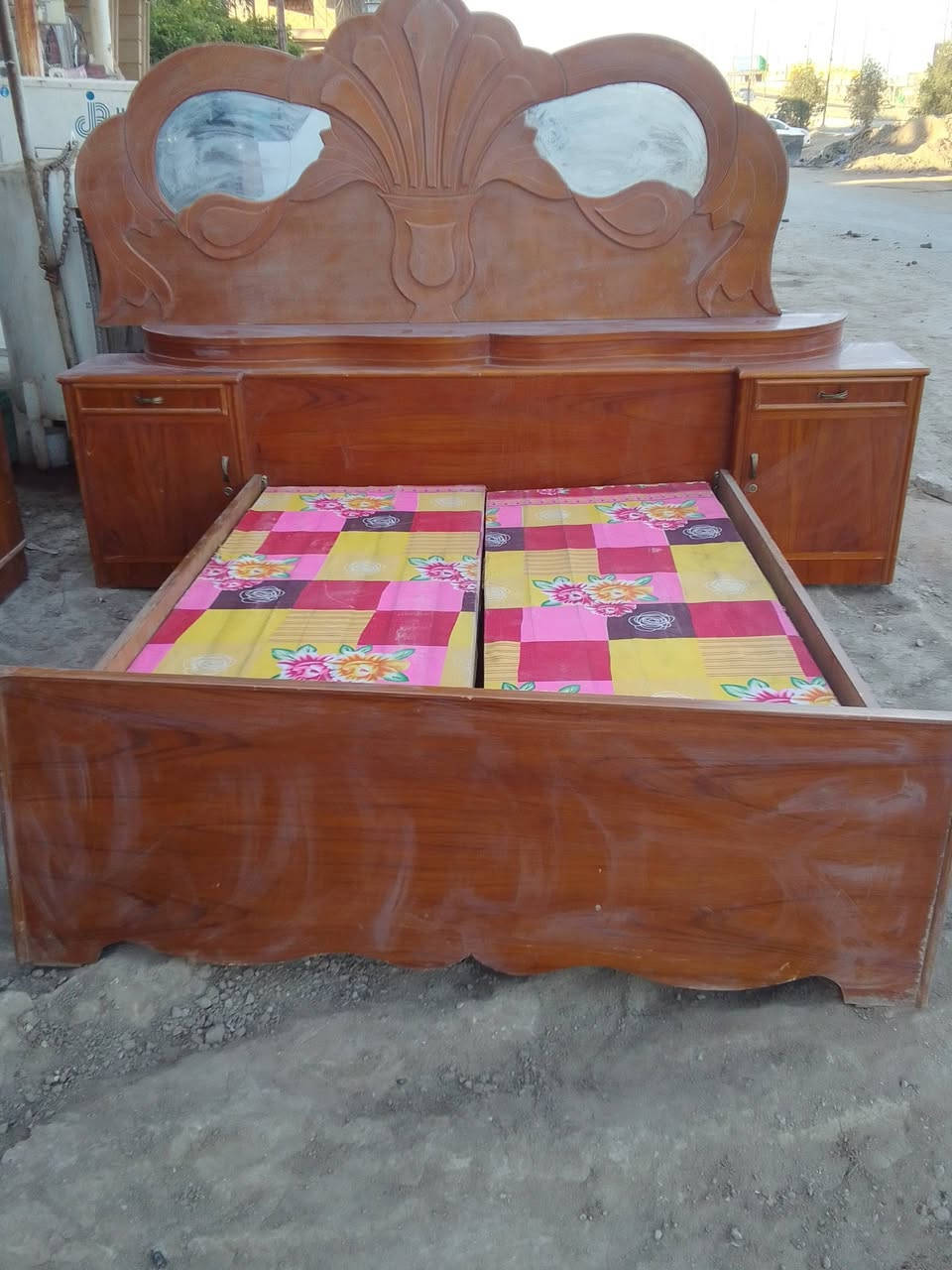 من رخصة الادمن
غرفة نوم ست ابواب طابقين تسكام نجارة درجة اولى صاج داخل وخارج غرفة ضخمه كامله الكنتور مفتوح لضيق المساحه في المحل 
السعر 750الف. قابل للتفاوض
حله شارع 60
***********
***********
