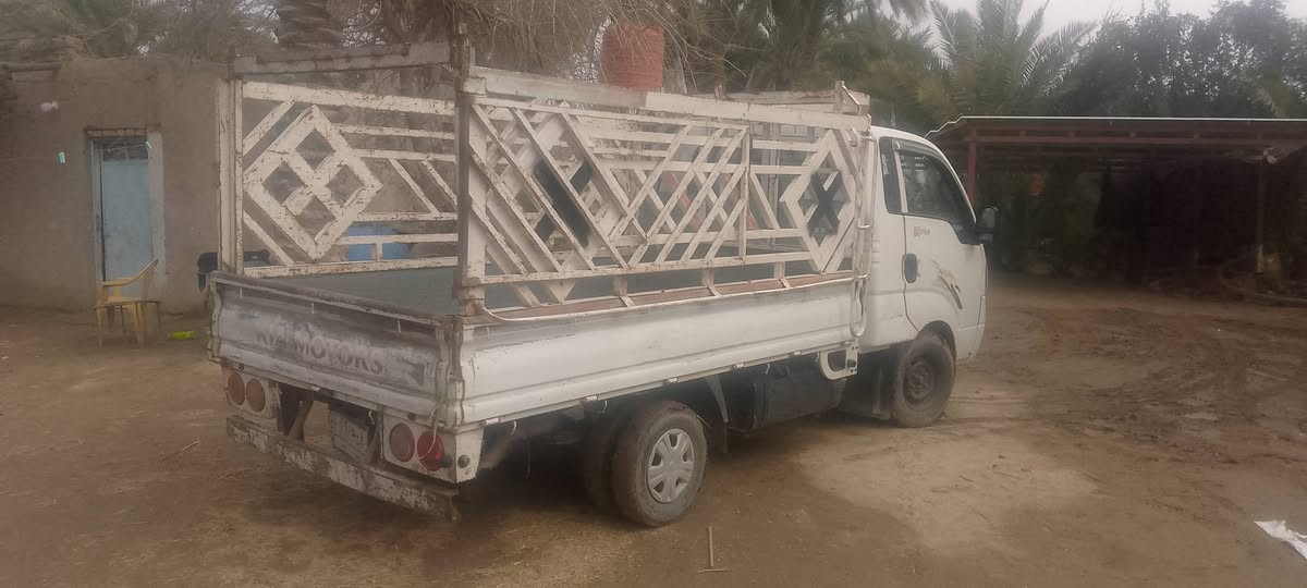 السلام عليكم كيا حمل للبيع سياره 2012 السياره خير من  الله كير محرك اكسل مكفولات بيه خياسات شويه. شوفت عينك ماجذب عليك واسويه هيه وبس تجي تشوف بعينك وتحكم السياره بيه طخات بصيطه. جواه تخم تاير تركي شاده ب300الف السياره مال ورثه كلنه بالغين. باسم ابونه نتعهدلك بلتحويل.  معروضه السياره ب95 وبيه مجال للشراي ***********
