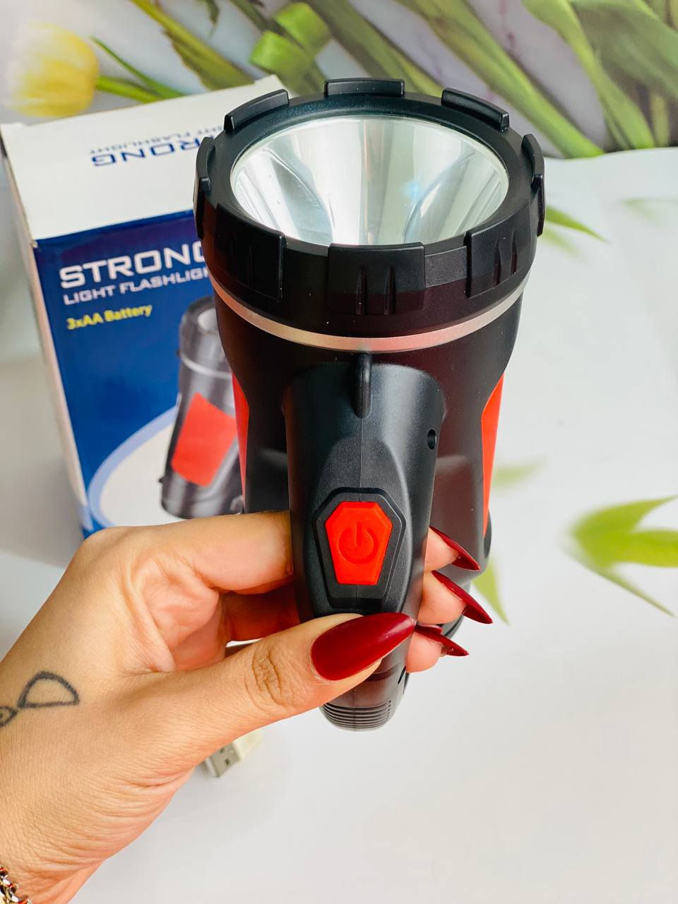 كشاف يدوي قابل لإعادة الشحن من 
نوع Orno LT-11. 

✔️نوع الإضاءة: يستخدم تقنية LED بقدرة 3 وات، بالإضافة إلى إضاءة جانبية COB بقدرة 1 وات. 

✔️البطارية: يحتوي على بطارية بسعة 1200mAh. 

✔️أوضاع التشغيل: يتضمن 4 أووضاع للإضاءة: ضوء رئيسي (100% و25%)، وضع وميض (Strobe)، وإضاءة جانبية/سفلية. 

✔️المميزات: مقاوم لرذاذ الماء والرطوبة (IPX3) وخفيف الوزن (حوالي 215-237 جرام).

الحجز والاستفسار راسلوني خاص 

اتواجد بالخاص فقط


**إذا كنت صاحب هذا الإعلان وتريد حذفه لأي سبب، رجاءا أرسل رسالة إلى الدعم الفني**