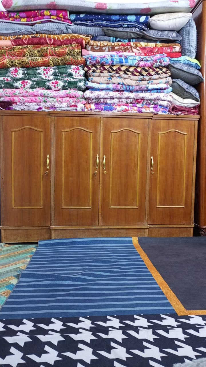 بوفيه نظيفه جدا  ارتفاع متر و٢٠ سم 
وطول مترتين
مكان شافعيه
السعر ٨٠ الف
***********
