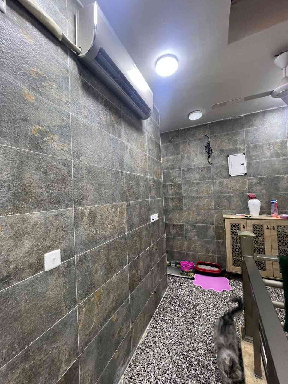 بيت للبيع مقابل جزيرة بغداد السياحية الباب الأولى مساحة ٩٠ متر قريب على الشارع العام يحتوي على ٣ غرف وصالة وحمامين + سطحين للاستفسار الاتصال على الرقم ***********
