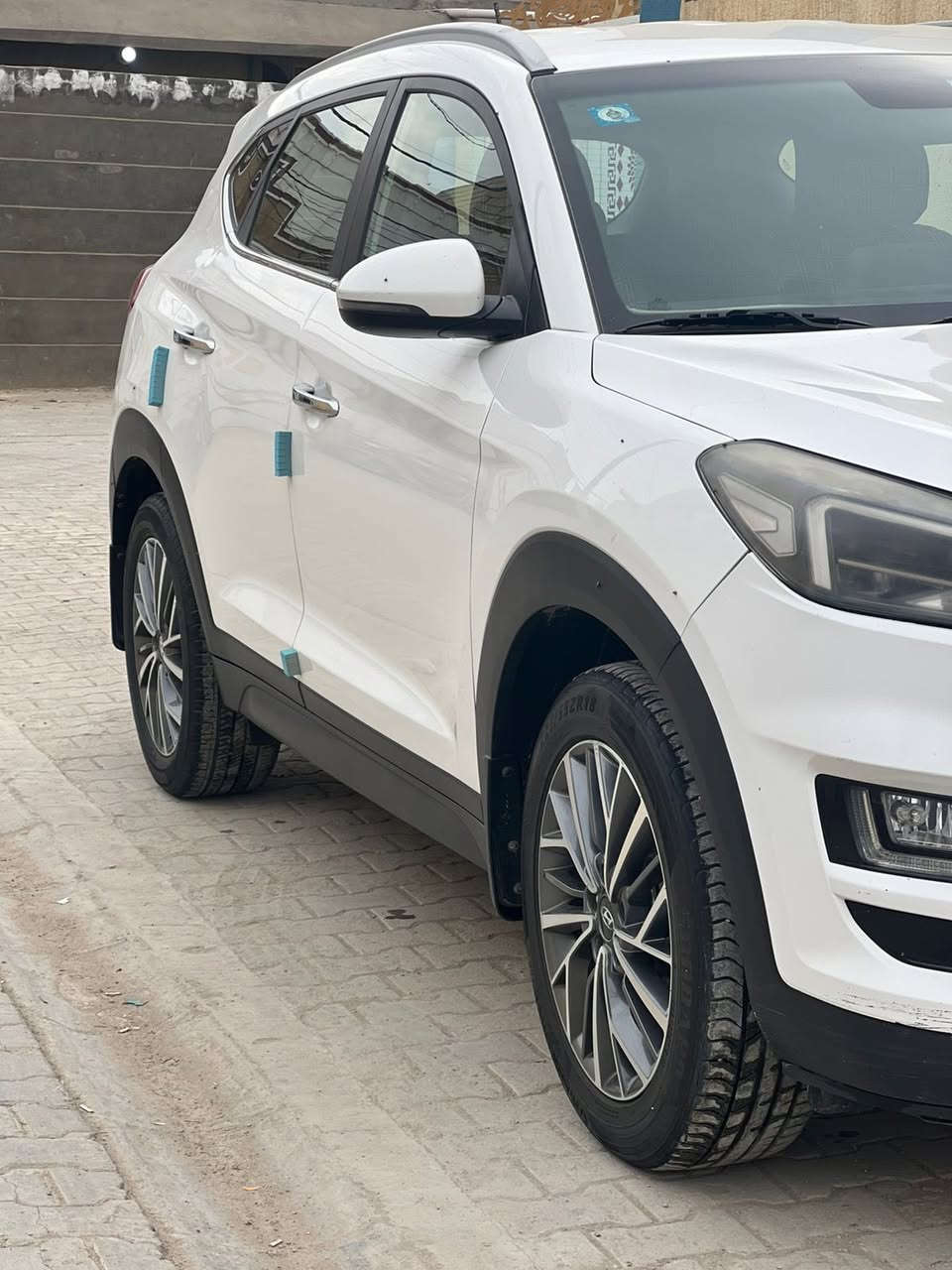 السلام عليكم 🫡 
توسان للبيع .! المديل 20 خليجي . 
السياره مواصفات فول عدا البانوراما .
ضررهاا جاملغ الامامي من جههت السائق مبدل بدون دواخل .
السياره ماشيه 350 . 
اللون ابيض . 
مري شفط . بصمه السياره . 
لايت زينون بيها .
تبريد اربع قطع . 
تدفئه . 
تخم تايررر جديد . 
ويل ال اصل 20 . 
مسجل دمامات اربع قطع . 
شاشه اماميه . 
كير ومكينه بعدهن بحالات الوكاله . تجي بعينك وتشوف .  
السياره لوك مال جناي وداخل . عنوان مشخاب رقم الهاتف 
*********** رقم الهاتف .
