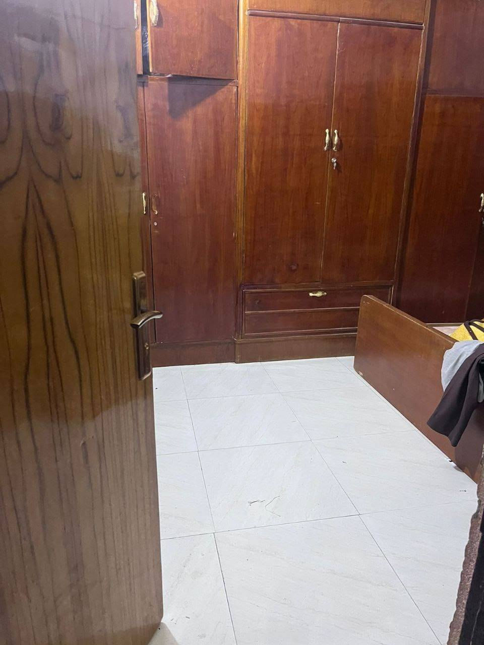 بيت 200متر في حي دجله قرب مدرسه المربد قرب حي الفنانين  زراعي يتكون من غرفتين نوم +ستقبال +صاله +صحيات خارجه وداخليه +طرمه جبيره +مساحه  العرض3الطول 12متر السعر 70وبي مجال

تواصل واتساب ***********
