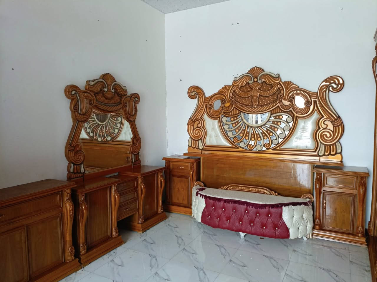 غرفة نوم صاج عراقي درجه اولى زان نضافه واحد عله واحد السعر مليون و ٦٠٠ وبيها مجال للطيبين للاستفسار ***********
