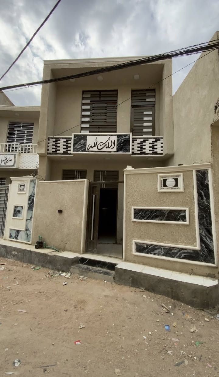 منزل للبيع في كربلاء المقدسة حي الزهور
المواصفات:
المساحة 72 متر مربع. (واقع حال 74 متر) 
نظام البناء طابق ونصف.
نوع البناء طابوق وكونكريت مسلح.
الواجهة 5 أمتار.
عرض الشارع 10 أمتار (منطقة كاع محمد حلوة بالقرب من جامع مالك الملك).
التفاصيل الداخلية:
يحتوي البيت على مدخلين منفصلين، مدخل خاص بالاستقبال ومدخل للمطبخ.
يضم غرفتين نوم ومطبخ و 3 صحيات.
الموقع والمميزات:
يبعد عن الإمامين مسافة 1.5 كيلومتر فقط.
نوع العقار سند 25.
للتواصل والاستفسار يرجى الاتصال على الرقم:
***********
