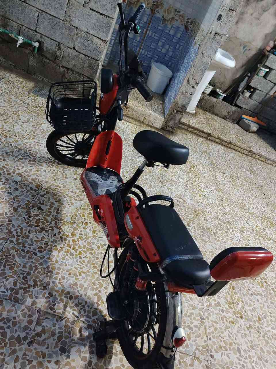 سلام وعليكم بايسكل شحن للبيع
لون احمر 
حجم 20
اربع نمر
طخم تواير
طخم باتريات 
سويج عدد 2
تشغيل عن بعد 
العنوان الموصل اليمن الهرمات 
السعر 250وبي مجال 
رقم الهاتف ***********
