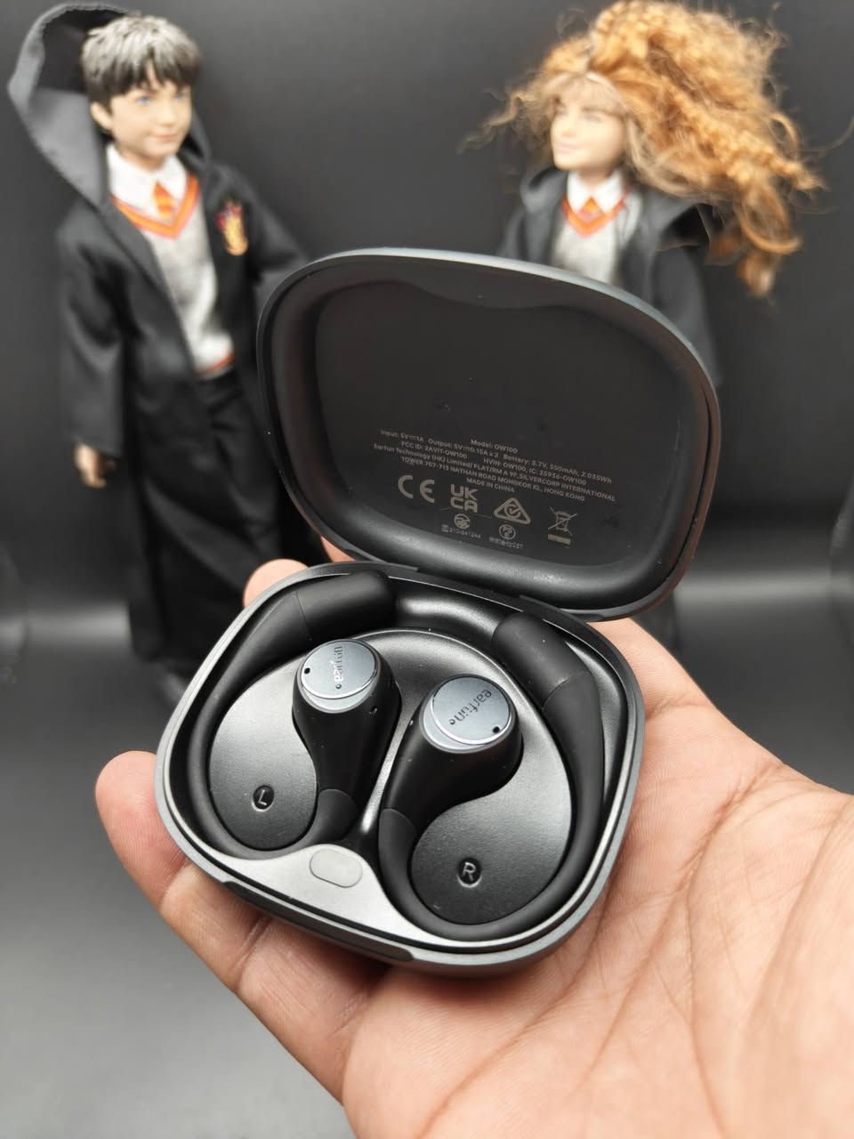EarFun OpenJump اللاسلكية ذات التصميم المفتوح للأذن.
تتميز بوزن خفيف جدًا (7.8 جرام لكل سماعة) مع خطافات أذن مرنة لضمان الراحة والثبات أثناء الحركة.تُقدم صوتًا عالي الدقة (Hi-Res Audio) مع دعم ترميز LDAC لتجربة صوتية مميزة.
توفر وقت تشغيل يصل إلى 11 ساعة بشحنة واحدة، وتصل إلى 42 ساعة مع علبة الشحن.

اي استفسار خاص


**إذا كنت صاحب هذا الإعلان وتريد حذفه لأي سبب، رجاءا أرسل رسالة إلى الدعم الفني**