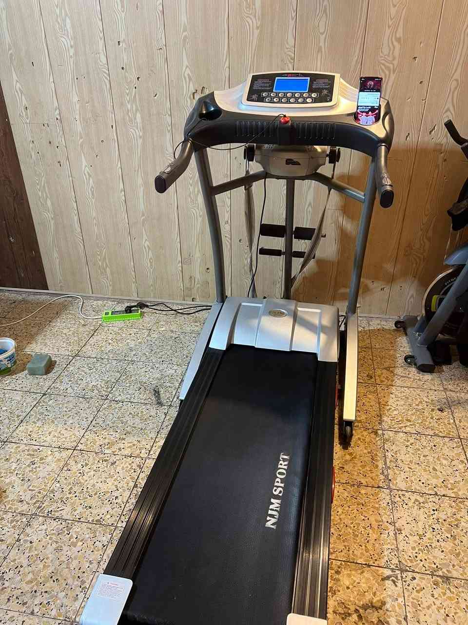 السلام عليكم جهاز جري ستعمال قليل دبل ماطور جبلي يتحمل وزن 150كيلو حقيقي
يحتوي على جهاز تكسير الشحوم 
ويحتوي على اوكس 
وحساس نبضات القلب و مفتاح امان 
وتحكم بل يدات 
جهاز نضيف 100/100
العنوان بغداد حي لأمانة 
السعر 275 يوجد توصيل 
***********واتساب
