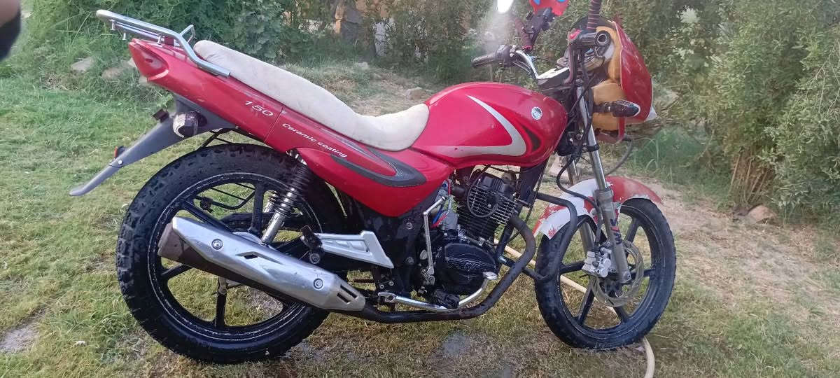 السلام عليكم 
دراجه سايم موديل 20 مگمرگه كامل+ اوراقها كامله +وصل الگمرگ موجود باقي  ع تسجيلها 
نضافتها مثل ما موضح واكثر  
محركها  مفتوح مره وحده 
كهربائيّات كلها شغاله سكن بگ لايت اشاير يمين يسار انارة جاملغات  بطاريه جديده+ نگره سلف+ مزوده منضومة زينون ڤان عالي ناصي 
ب استثناء دشبولها طافي اما الباقي كفاله عامه 
الجمجمه مبدله بجمجة 2017 جديده 
مكاني الگرمه 
متواجد فيس 
***********
