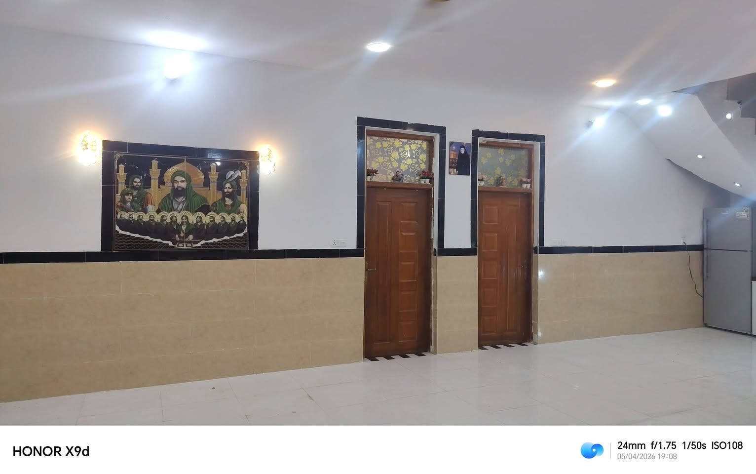 السلام عليكم دار للبيع خلف مدرسه التراث الجديده المساحه 570 متر بناء 2024 بناء درجه اولى ***********

