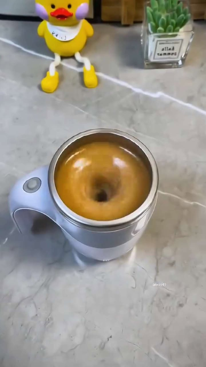 عروض عروض رأس السنه 😍

متوفر بي لونين الأبيض والجوزي 

الاستخدامات

خلط القهوة والنسكافيه والكابتشينو والكاكاو والحليب بسرعة وبدون ملعقة

إذابة السكر والعسل والمبيض ومساحيق البروتين والمكملات

مزج الأدوية السائلة الخفيفة أو المشروبات الباردةالدافئة في المنزل أو المكتب

مناسب للاستخدام اليومي والسفر وخيار عملي لمن لا يرغب بالاتساخ بالأدوات

المميزات

سعة 380 مل موضحة على العبوة

بطانة من الستانلس ستيل الغذائي SUS304 سهلة التنظيف ولا تحتفظ بالروائح

تقليب مغناطيسي تلقائي: ضغطة زر على المقبض تولِّد دوّامة تقليب متجانسة خلال ثوانٍ

محرّك داخلي يعمل ببطاريتين AAA (No.7) – اقتصادية وسهلة الاستبدال

غطاء محكم مع حلقة مطاطية للحد من الانسكاب وحفظ الحرارة لفترة أفضل

قضيب تقليب مغناطيسي منفصل (البيضة البيضاء) يُزال ويُغسل بسهولة

جسم خارجي مريح بمقبض واسع، وتصميم بسيط متين للاستخدام اليومي

مواصفات تقنية

السعة: ≈380 ml

مصدر الطاقة: بطاريتان AAA (غير مرفقة)

البطانة الداخلية: Stainless Steel SUS304

التشغيل: زر واحد للتقليب التلقائي

بلد المنشأ: الصين

قطر الكوب 9 سم

ارتفاع الكوب 13 سم

التوصيل بغداد 3 الاف باقي المحافظات 5 الاف

السعر: تواصلو مع ***********
