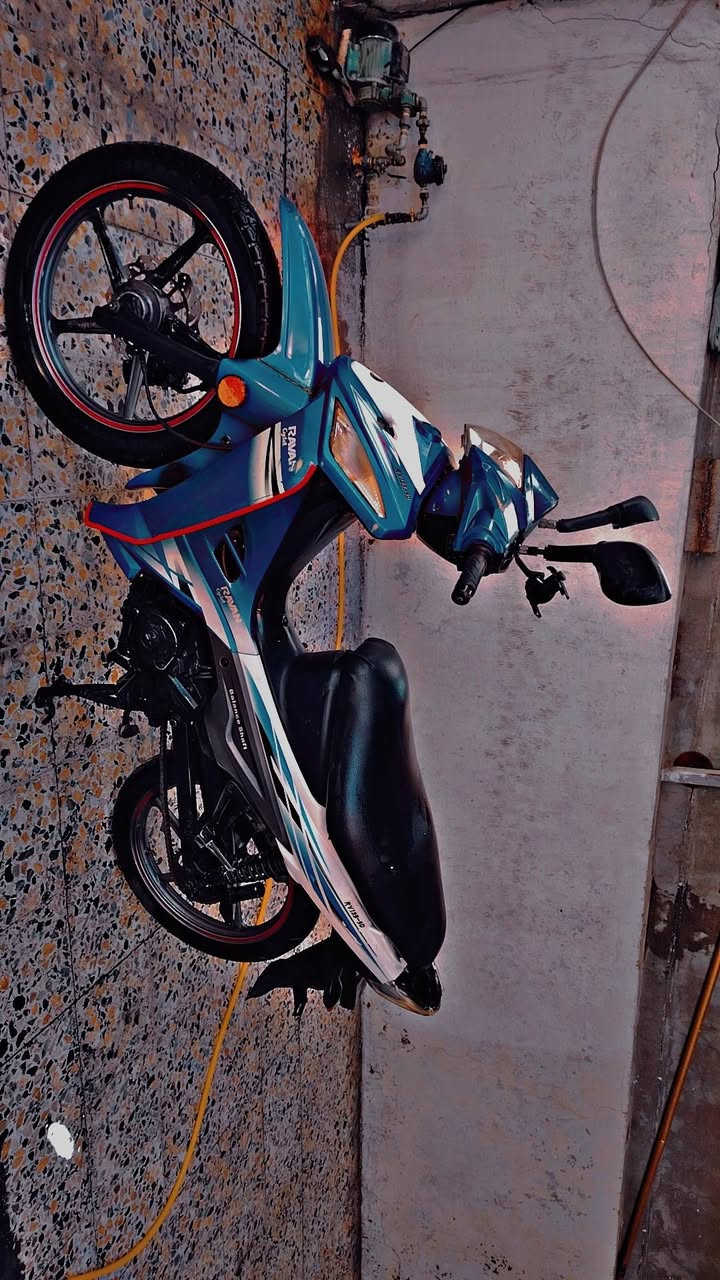 🏍️ للبيع: دراجة RAVAN بحالة ممتازة - مظهر رياضي وأداء قوي
​التفاصيل:
​الماركة: رافان (RAVAN).
​اللون: أزرق ملكي مع لمسات رياضية باللونين الأبيض والأسود.
​الحالة العامة: الدراجة نظيفة جداً كما هو موضح في الصور، الهيكل سليم والمحرك يعمل بكفاءة عالية.
​المميزات: اقصادية جداً للاستخدام اليومي

​تصميم عصري وانسيابي مريح للقيادة اليومية.
​إطارات بحالة جيدة جداً مع جنوط رياضية مميزة بخطوط حمراء.
​اقتصادية جداً في استهلاك الوقود.
​مزودة بمسند (كهربائي) مزدوج لثبات أفضل عند الركن.

السعر ⭕550 قفل
 للتواصل واتساب او اتصال ***********
