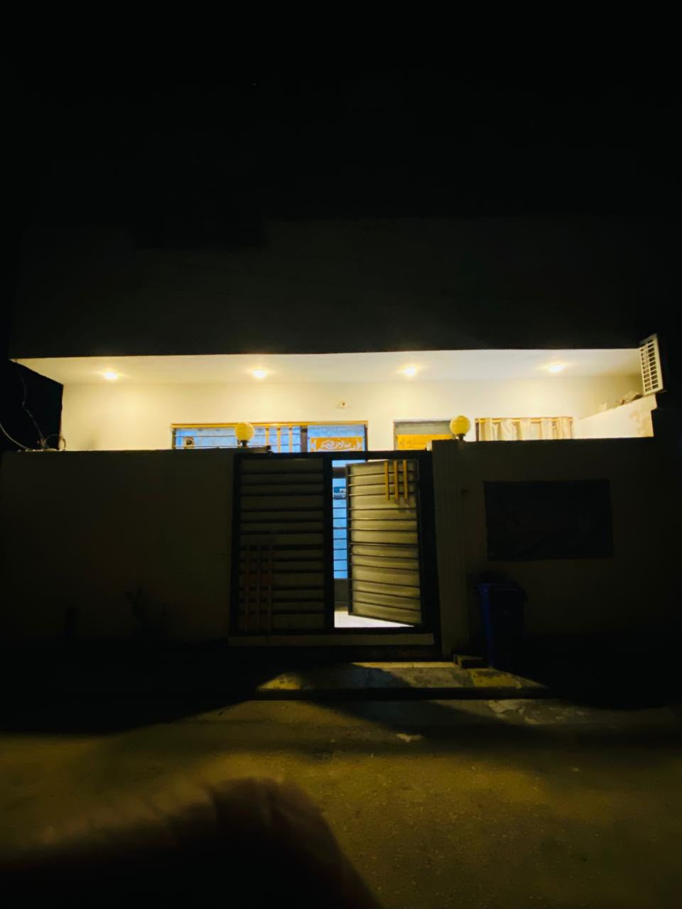 الدار للبيع  مع الاثاث كامل المساحة 110متر مربع طابو زراعي سند25          البيت مبني طابوك الجمهورية /خدمات كاملة (كهرباء /ماء / تبليط ).    طابق ونص /.     الموقع سيد سماعيل مجمع الزهراء ع / للستفسار خاص 
الرقم الموبايل ***********
