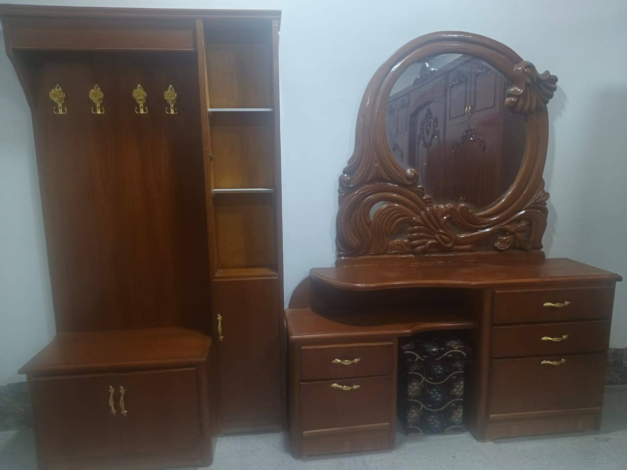 غرفة اخشاب للبيع فقط المرايا مال التاج مكسوره للاستفسار واتساب ***********
