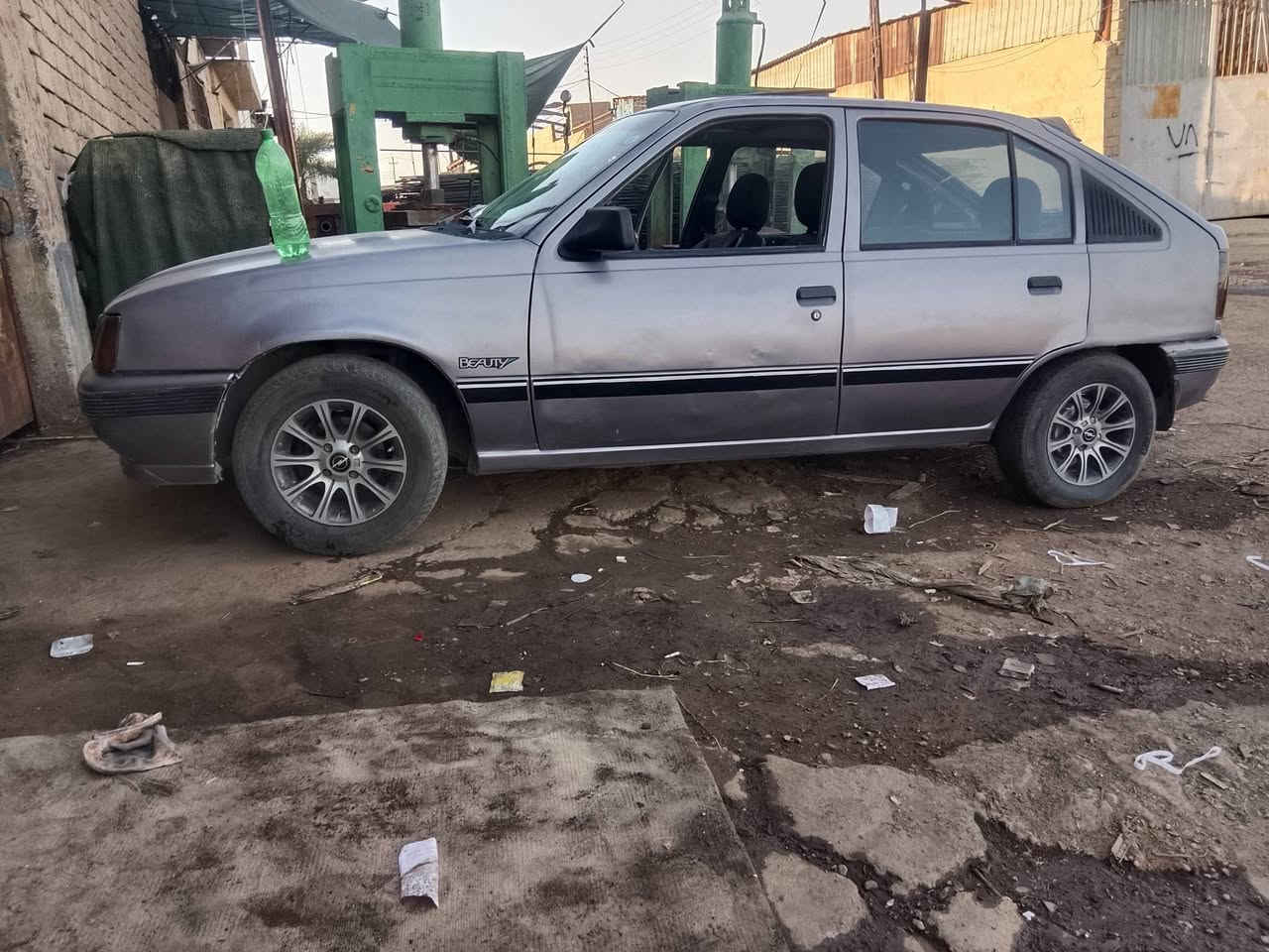 كاديت جنطة حجم 18مصبوغة حزام جمالية بدون اي حادث او عندي الصور قبل ما تنصبغ معجون بس دوائر او دوسات وايرمنية كلا شغالة المحرك بداية صرف موديل 91 السعر 24 بيها مجال السنويا لي 30  رقم الموبايل ***********
