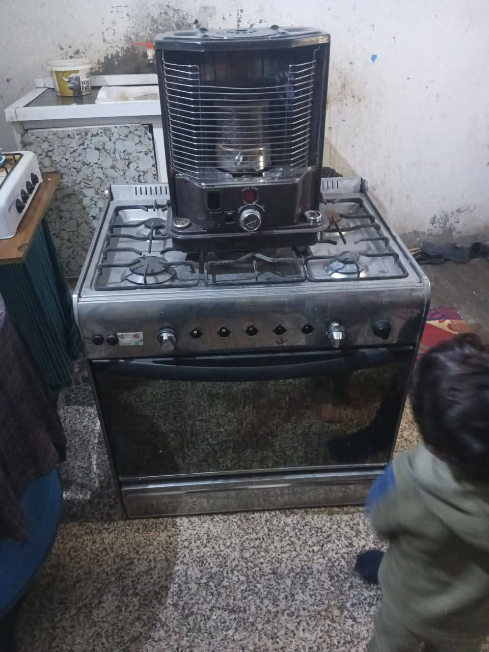 طباخ للبيع وصوبه نفطيه الطباخ بس رادله تنضيم وخمس فرارات مال تشغيل الطباخ سعره 70 وبي مجال والصوبه 35 الصوبه بيها زروف بس معمرها ***********0 غير متواحد عل فيس تصال
