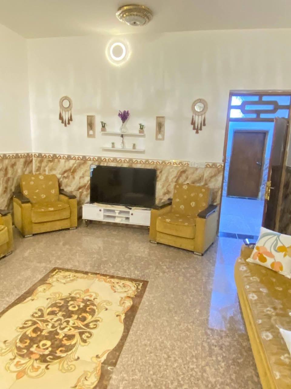 دار 🏠 سكن طابو صرف للبيع
المساحه ٢٠٠ متر
واجهية ١٠ و نزال ٢٠ 
طابق واحد بناء 🔨 بلوك بحالة جيدة بناء عام ٢٠١٧
يتكون من غرفتين نوم وصالة واستقبال ومطبخ ومنور وكراج وصحيات داخلية وخارجية 
موقع جيد جدا 
قضاء الصويرة حي الاسرى مقابل سكلة حجي شامل خلفة المنتزة الجديد قريب على الشارع التجاري كلش بس تدخل الفرع يصير كبالك البيت 
متوفر كافة الخدمات ماء 🚿 اساله و كهرباء ⚡️ وتبليط
السعر مناسب***********
