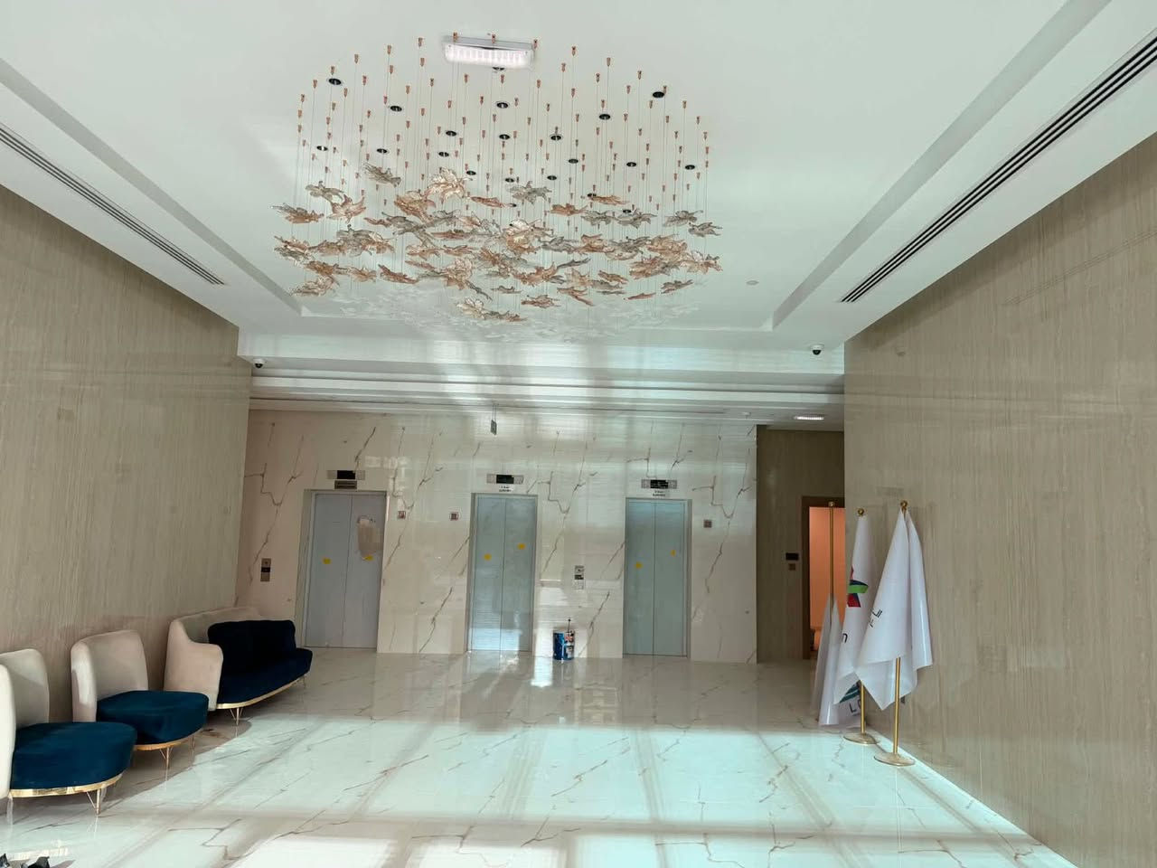 � شقة للإيجار في مجمع البروج السكني
📐 المساحة: 157 م²
📍 بناية الهدير – الطابق الثاني
✈️ إطلالة جميلة ومميزة على المطار

✅ مجهزة بكاونتر مطبخ
✅ نظام تبريد مركزي

مواصفات الشقة:

* غرفتا نوم (إحداهما ماستر)
* صالة واسعة
* مطبخ مجهز
* لوندري
* بلكونة
* 3 حمامات

📞 للتواصل والاستفسار: ***********
