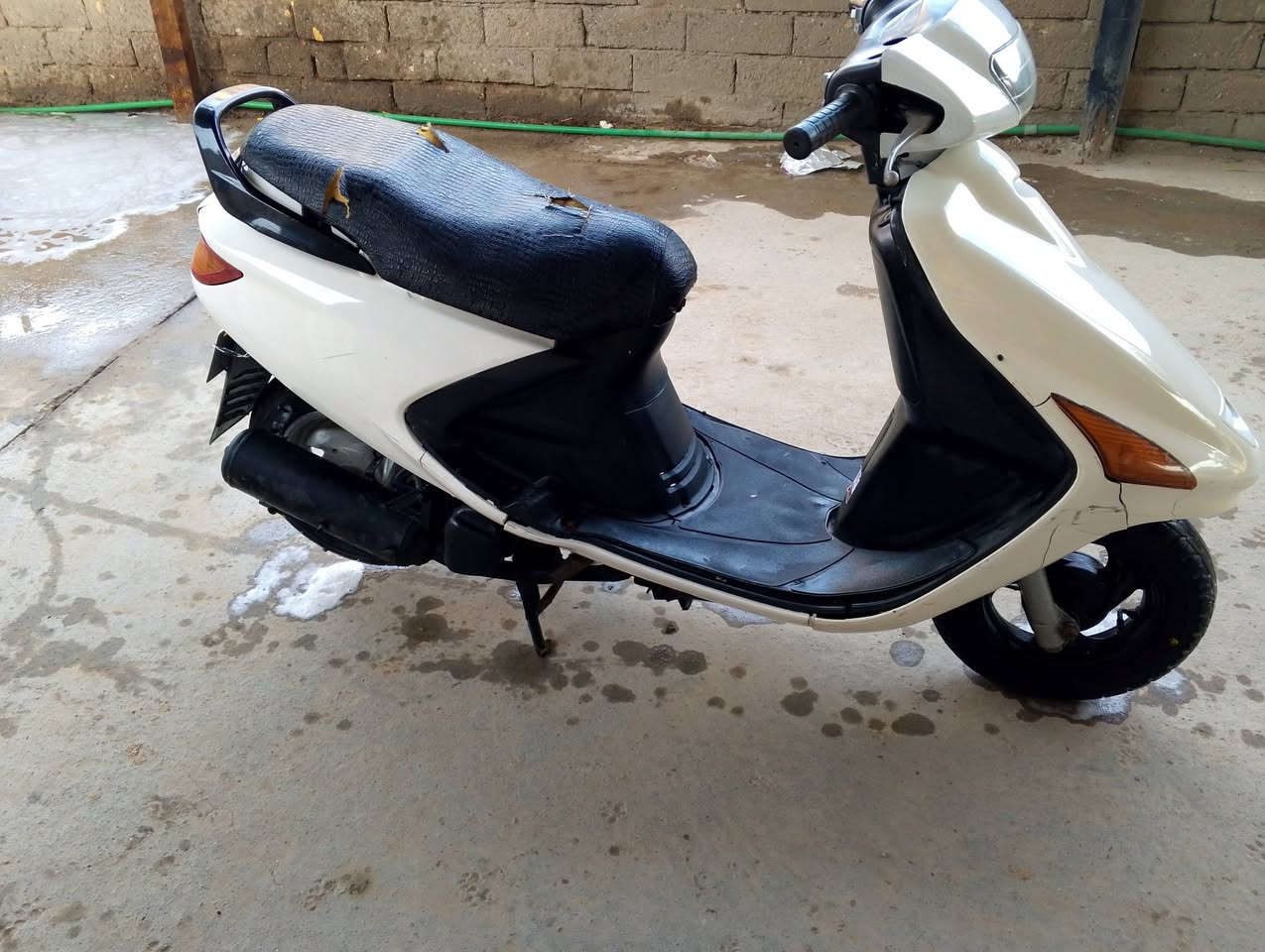 سلام عليكم دراجة فراشة للبيع الدراجة نضيفه كلش توه مجفته صارله عشر تيام الدراجة جاهز كلشي شغال سلف شغال دبلات جدد اشاير شغاله  عينه شغاله هورن شغال  زوج تايرات جديد  بس الباتري ضعيف يرادله شحن مكاني البصره قضاء المدينة السعر 375 وبيه مجال شويه الاتصال عله الرقم التالي ***********
