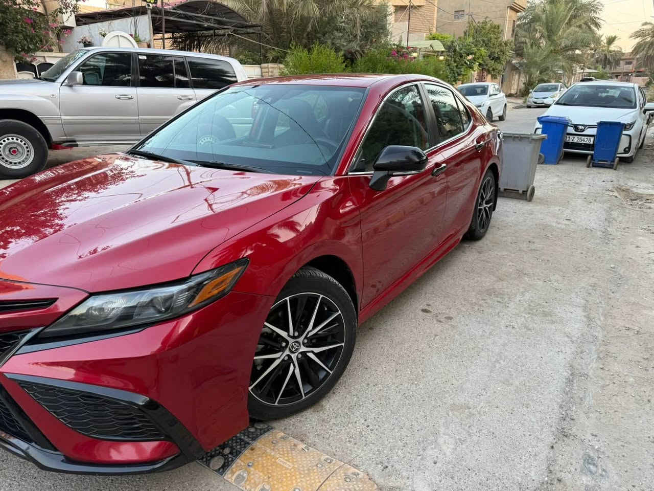 السلام عليكم
كامري ٢٠٢٣ 
الفئة SE 
رقم بغداد 
حادثها جامرلغ تعديل و صبغ
الصندوك تعديل بسيط و مصبوغ
السيارة بامريكا بالحادث ماشية ٢٣٥ ميل فقط
و من اشتريتها ماشية ٥٥٠ كيلو متر فقط
و على ايدي رقمتها و بانزين كله محسن و دهن اصلي ميتاسو
حالياً ماشية ٣٩ الف كيلو متر قابل للزيادة

اللون احمر
كشنات جلد
كشن السايق كهرباء
شفتات بالستيرن
تحكم كامل بالستيرن
اشارة بالمراية
مفتاح سويج
توقف ذاني
تحديد مسار
كاميرا خلفية
Apple car play 
٤ سلندر ٢٥٠٠ سي سي 
ويل كب ١٨ 
تايرات جديدة
باتري جديد
السيارة جاهزة من كلشي
و اي كلوب ما مشتغل بالدشبول من اشتريتها لحد الان 
الملاحظة الوحيدة البك لايت قطعة الصندوك لونه جارد شوية فقط 
السيارة نظيفة جداً
السعر المطلوب 20300$
و بيه مجال حك الجية
موبايل *********** اتصال او واتساب
كل التفاصيل مذكورة و اكو سونار جديد و رقم شاصي ايضاً موجود بالصور
و الي ما تعجبه السيارة و السعر يترك النا كلمة طيبة
و اسف على الاطالة
