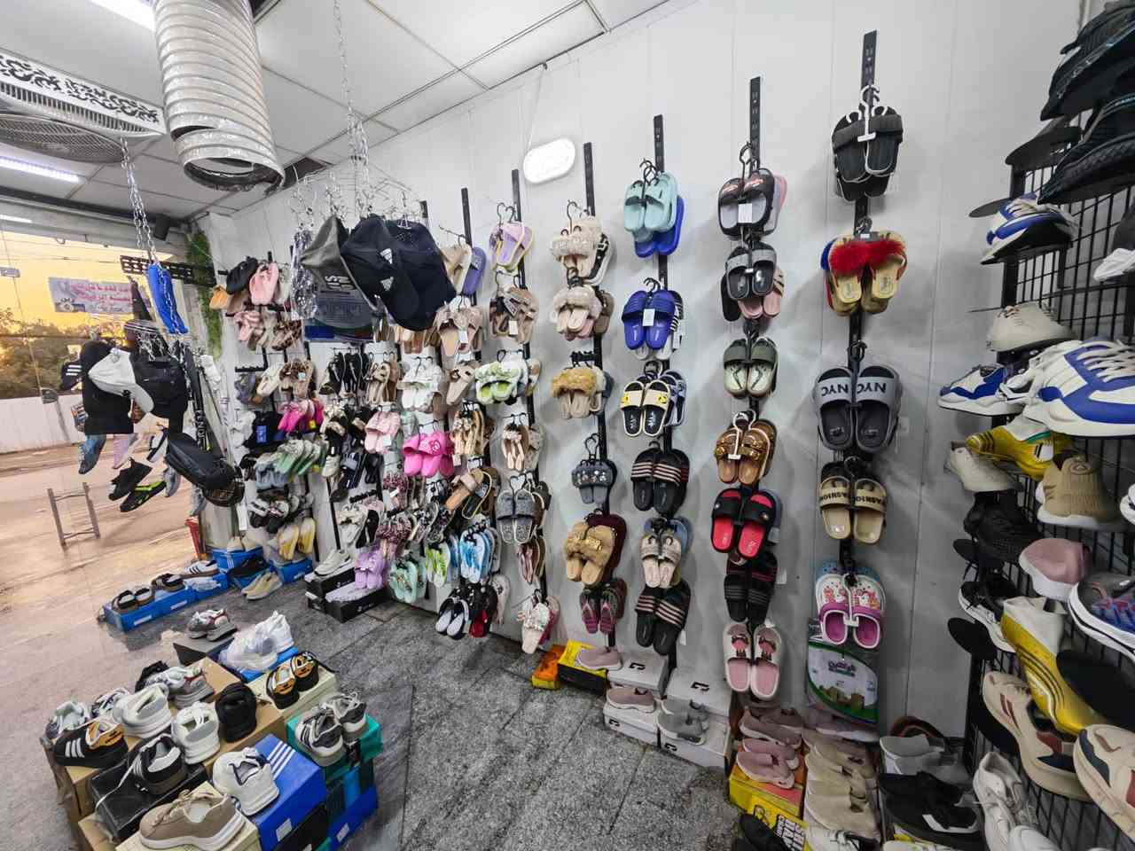 المحل للبيع مع كامل محتوياته ايجار المحل 300 الف 
المحل شغال وبي معاميل خير من الله كامل مكمل موقعه تجاري ع الشارع العام 
اليدور مشروع جاهز المحل يفيده الاستفسار اكثر ***********
