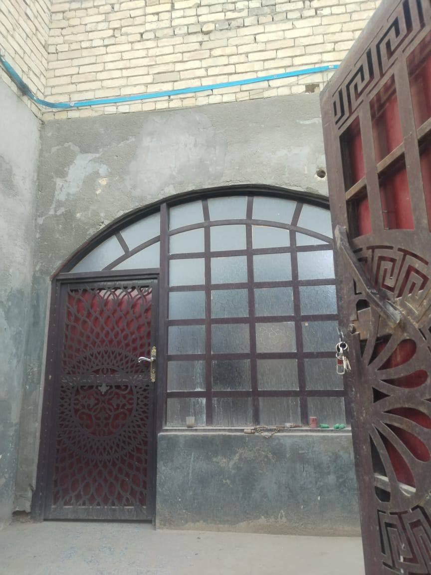 اللهم صل على محمد وال محمد
 السلام عليكم بيت زراعي 150 متر  يحتوي على غرفتين وصالة واستقبال ومطبخ وحمامات خارجية
العنوان مقابل ملحق قرية الغدير خلق اسواق تلعفر شارع 18 البيت مرقم بلدية  
للاستفسار ‏‪***********‬‏
