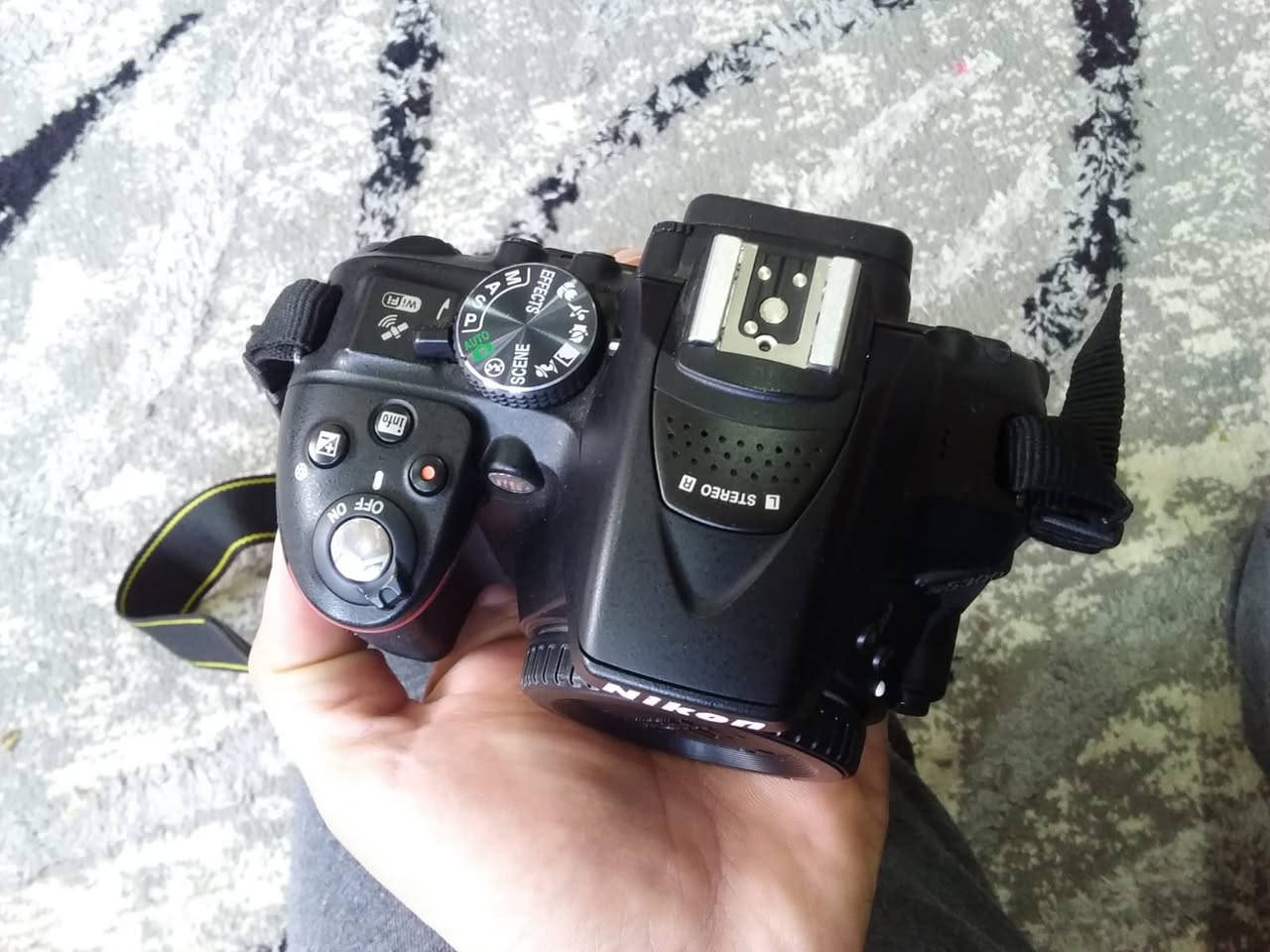 للبيع: كاميرا Nikon D5300 احترافية – نظافة ممتازة 99%)
الموديل: Nikon D5300.
الدقة: 24.2 ميجابكسل لصور فائقة الحدة.
الشاشة: متحركة بالكامل (Vari-angle)، مثالية لتصوير الفلوجات والسيلفي والزوايا الصعبة.
الاتصال: مزودة بـ Wi-Fi و GPS داخلي لنقل الصور للموبايل مباشرة وبدون وايرات.
الفيديو: تصوير Full HD 60p لتصوير فيديو سلس جداً.
الحالة والملحقات:
الكاميرا نظيفة جداً واستخدامها كان خفيفاً (الصور توضح النظافة).
تأتي مع الكرتون الأصلي وجميع الكتلوجات.
معها العدسة الأصلية  18-55mm VR 
قرص التعريفات، كيبلات التوصيل، وحزام الكاميرا الأصلي.
ملاحظة للأمانة: ( الكاميرا استخدام منزلي وليس مكتب تصوير )

الكاميرا معاها البطارية الأصلية، لكنها بدون شاحنة (سعر الشاحنة بسيط ومتوفر بالأسواق).
سبب البيع هو لاني محتاج فلوس لامور خاصة .
السعر: [350] الف . 
المكان: [الموصل].


**إذا كنت صاحب هذا الإعلان وتريد حذفه لأي سبب، رجاءا أرسل رسالة إلى الدعم الفني**