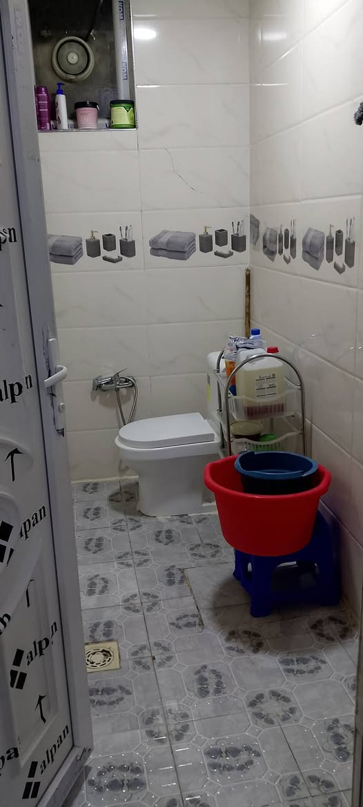 بيت للبيع مستعجل
مساحه ١٠٠ متر طابقين زراعي
سند ٢٥ مكاتبه واقرار من صاحب البيت 
البيت يحتوي على طابقين 
الطابق الاول طرمه وتواليت خارجي وصاله وغرفه ثانيه مثبت بالصور وحولي ومطبخ ومنور وحمام الطابق الثاني ٣ غرف وحولي صغير وحمام  وبيتونه وسطحين صور للطابق الاول 
العنوان البعيثه مجمع الحليم رقم التلفون ***********
