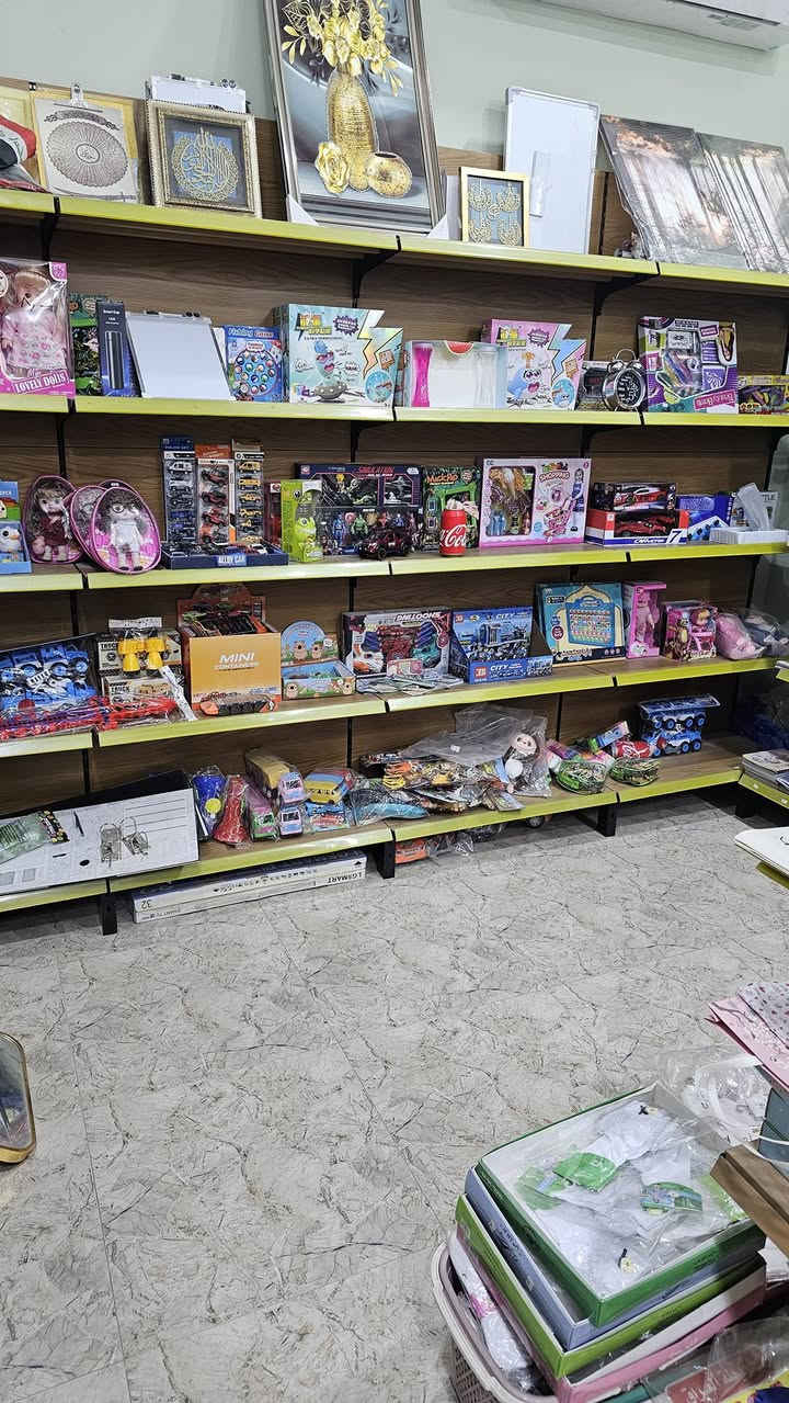 السلام عليكم
اخوان عندي غراض محل كامل من كلشي مكتبه 
وقرطاسيه وهدايا وتحفيات والعاب ومواد حلاقه 
مع الرفوف العنوان البصره حمدان 
لمعرفة التفاصيل 
***********
