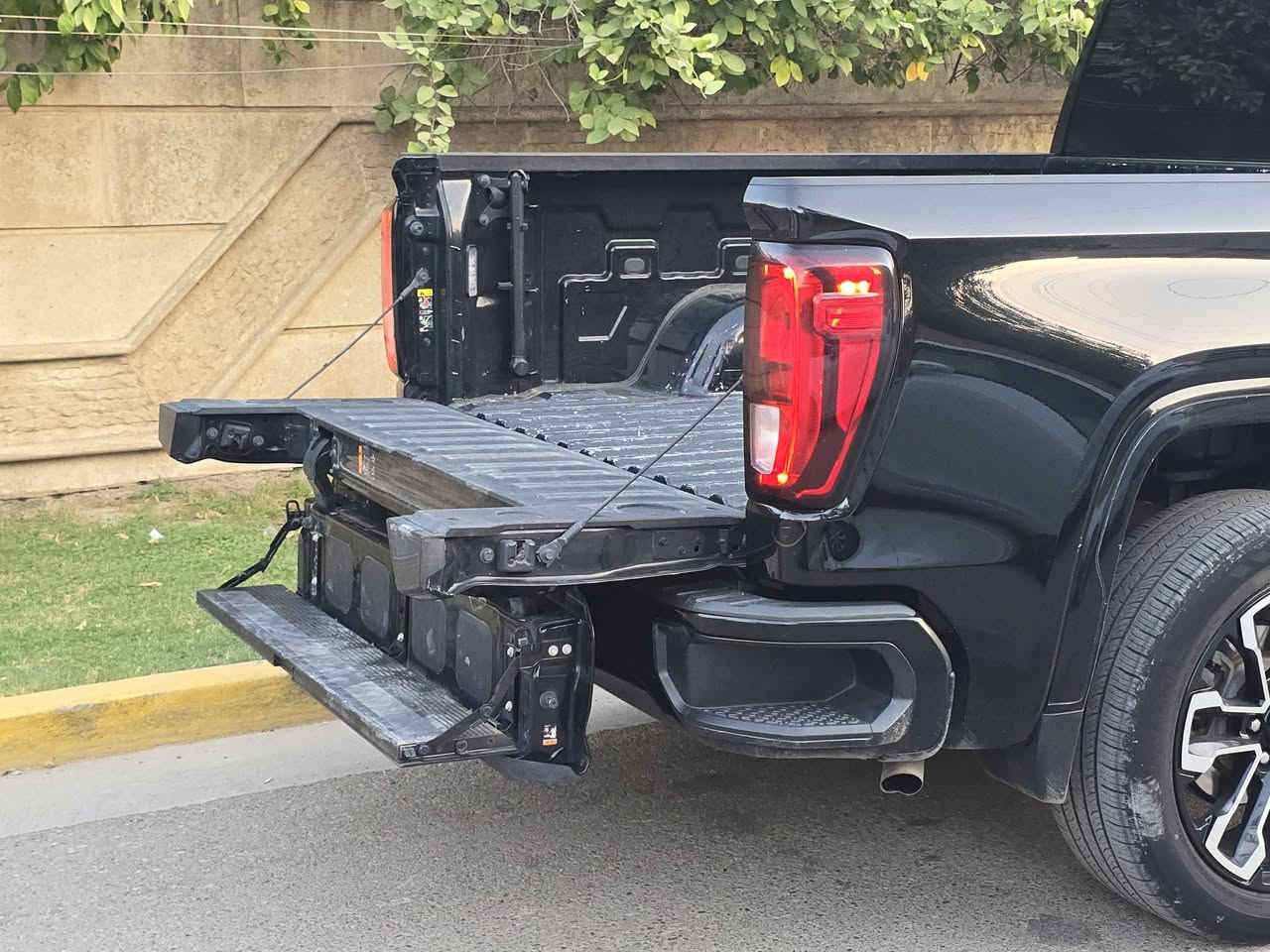 جمسي سيرا 2022 الفيشن اسود 

رقم اربيل

محرك  v8 5300

فول مواصفات 

داخل شكل الجديد

شاشه كبيره 
بصمه تشغيل 
بصمة ابواب 
تشغيل عن بعد 
باب طويل المرغوب

باب خلفي  3 قطع
رباعي 4x4
 محرك V8 5.3 
اوتو ستارت 
شاحن واير ليس

ويل كب 
لايت لد زنون 
بروجكتر زنون 
شاشه كاميرا 

ماشيه 127 الف 

الحادث مرفق السياره بدون صبغ جاملغ مبدل نفس اللون 

مكان السياره بغداد حي الحسين خلف كليه الرشيد 

للتواصل  ***********

