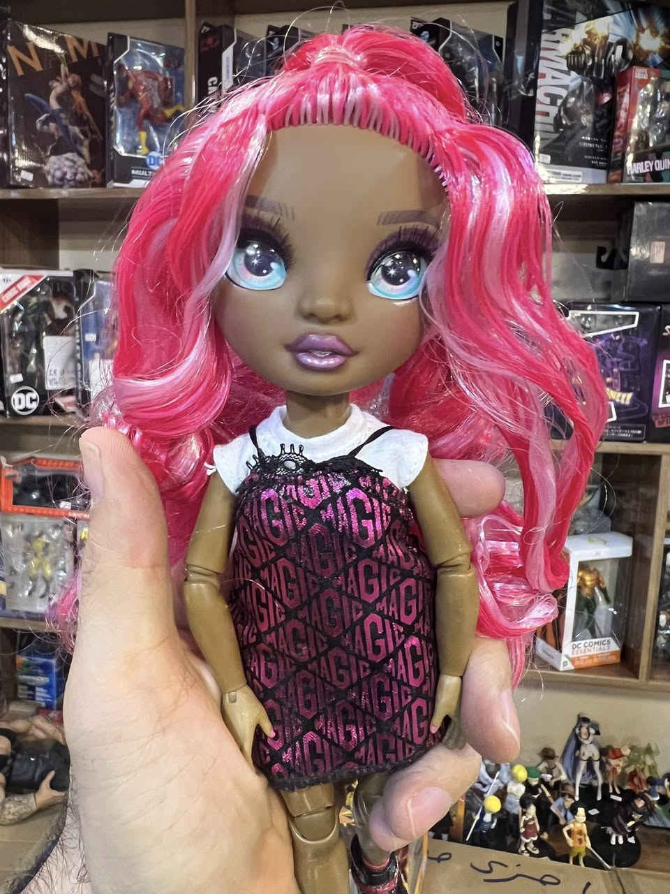 الدمية هي داريا روزلين من مجموعة Rainbow High، وهي علامة تجارية لدمى الأزياء العصرية من إنتاج MGA Entertainment. الطول ٢٨سم
للمزيد من المعلومات مراسلة الصفحة
يتوفر خدمة توصيل لجميع محافظات العراق 🚕


**إذا كنت صاحب هذا الإعلان وتريد حذفه لأي سبب، رجاءا أرسل رسالة إلى الدعم الفني**