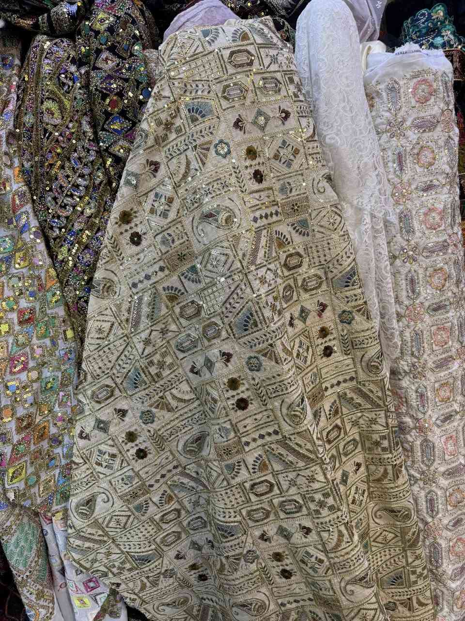 كتان هندي مطرز 🍃.   سعر المتر  20 آلاف دينار 😍

التوصيل صار 3 آلاف لكل العراق 🇮🇶 وتدللون 😘

للحجز واتساب *********** ☎️

زورونا عنوانه بغداد الكاظمية سوق النخله أقمشة الفراشه 🦋
