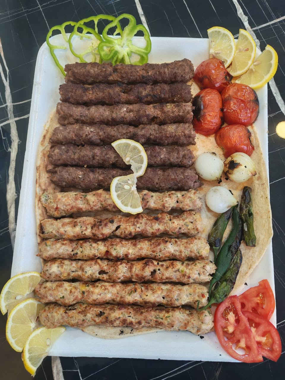 "بسم الله الرحمن الرحيم"
( تم وعلى بركة الله افتتحاح مطعم الاصالة بحلته الجديدة وكادره الجديد) 
ويتوفر لدينا انواع الاكلات والوجبات السريعة 
 مندي دجاج 😋
مندي لحم الحجز مسبق 
تمن ومرق
كباب لحم
كباب دجاج 
تكة دجاج 
مارينا لحم 
مارينا دجاج 
كص دجاج 
بيزا 🍕🍕
ريزو 
بركر دجاج 
بركر لحم 
كنتاكي 
زنكر 
فنكر 
ويتوفر لدينا توصيل 🏍
"مستعدون لتجهيز كافة المناسبات و الاعراس" 
العنوان _عنه_نهاية شارع الحضرة _قرب جامع النور 
بديل مطعم الفخامة للشيف قدوري 
 *********** _اتصال خط _واتساب

