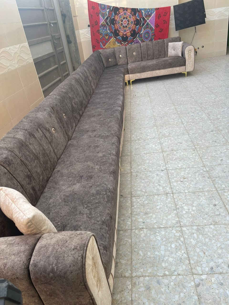 ديوان للبيع جديد غير مستخدم ابداً شغل تركي درجه أولى ضمان ادبج عليه ماينكسر شغل أولى السعر 790 وبيه مجال مكاني الشطره وهذا رقمي *********** الخاص مغلق ومتوفر توصيل
