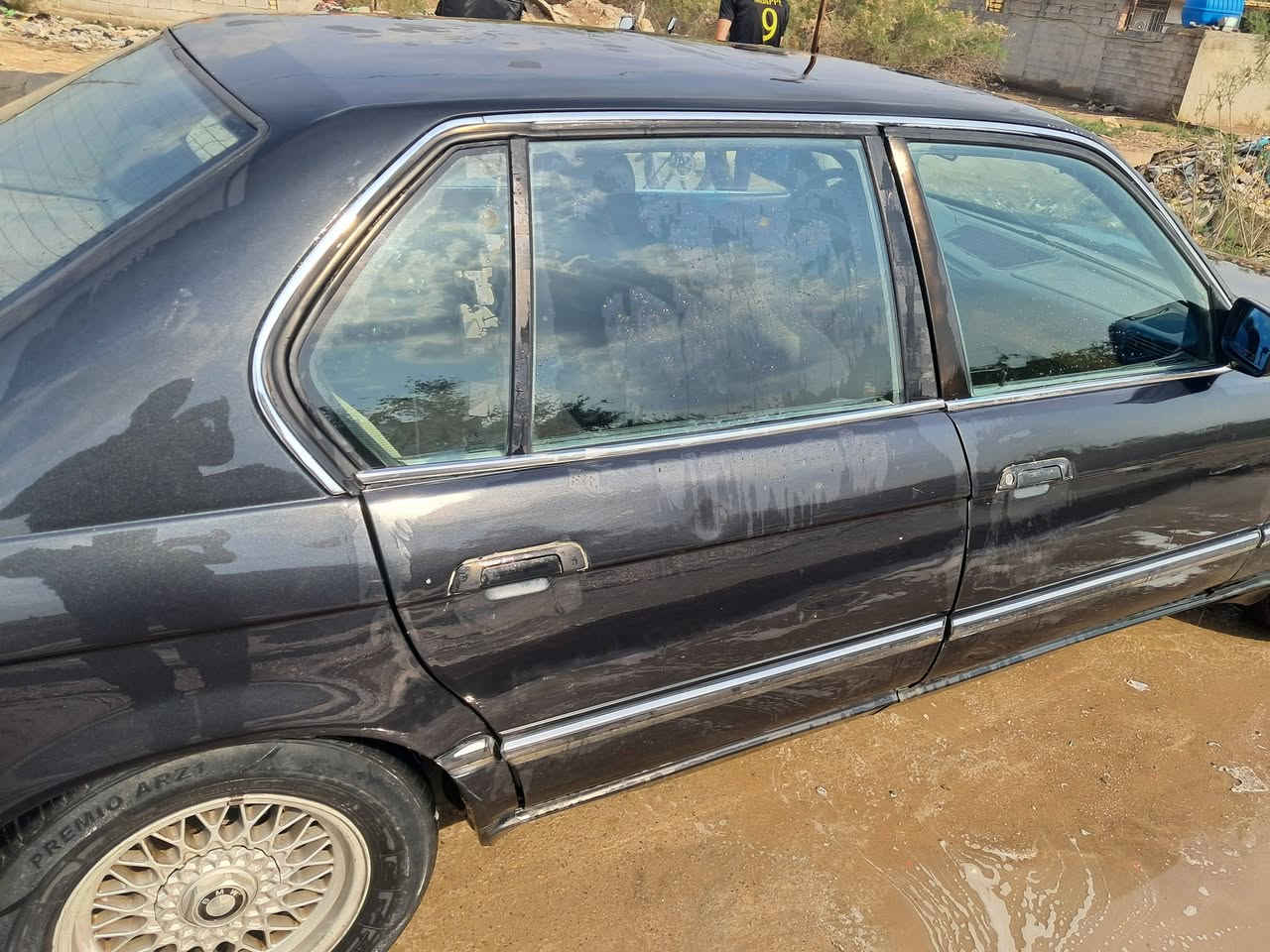 لبيع سياره بيم باب طويل موديل 93سنويه 28محرك مفتوح 30اتصال ***********
