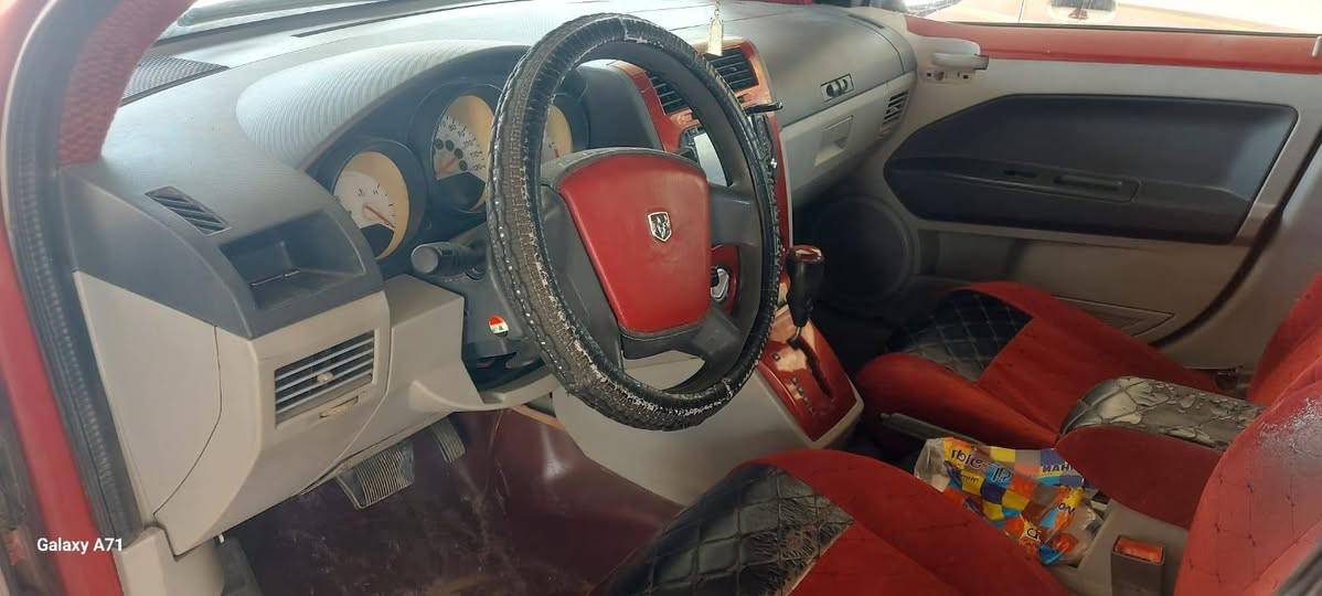 السلام عليكم ورحمة الله وبركاته
دوج كاليبر موديل 2007 محرك 2000 مصبوغة حزام 
صدر نص عمر السيارة بالمطر صار مرات الكير ميبدل أول ماتشتغل لازم اودي على N ونوب D تمشي طبيعي هاي الحالة مرات تصير و بس اول مااشغل وراها طبيعي تمشي 
الكهربائي كال قاعدة مال فيوزات تتبدل ترجع طبيعي 
باسمي تحويل مباشر مشروع وطني تبريد شغال 
عارضها 45 لان بيها نواقص المذكورة الشراي يراسل وبالخدمة 
***********
