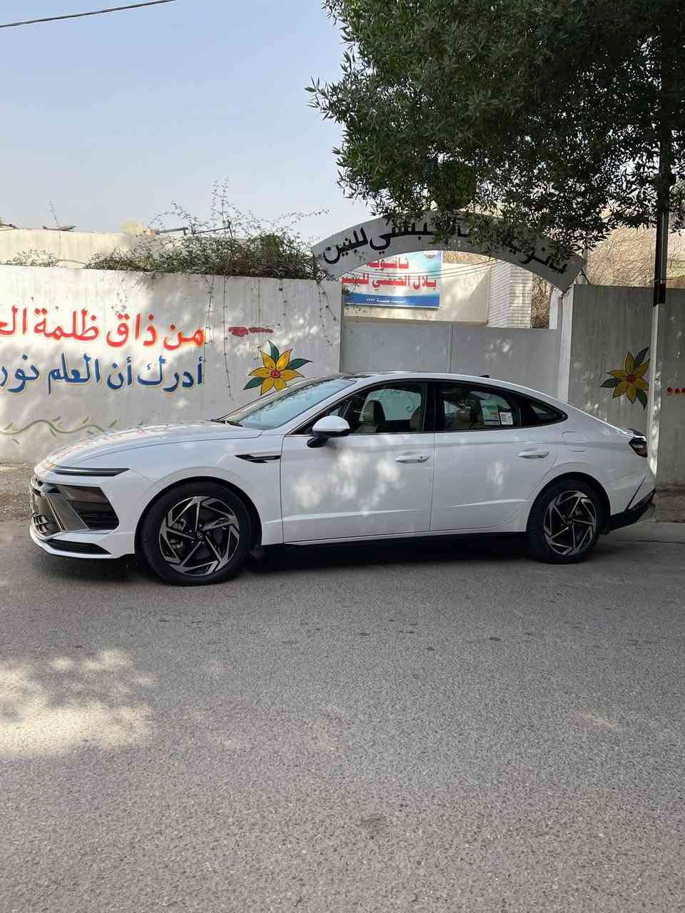 السلام عليكم
للبيع هونداي سوناتا 2024 مكفولة خليجي وكالة الاولى موتورز
فول مواصفات رقم بغداد بااسمي ماشية 25900 الف كيلو متر

المواصفات 

بصمة وتشغيل عن بعد 
سقف بانوراما
شاشة كبيرة ديجتال متصلة 
حجم المحرك 2500 
كير كهربائي 8 سرعات بالاستيرن
كشنات جلد 
كشنات كهرباء 
شحن وايرليس 
كامرا خلفية 360 
حساسات امامية وخلفية 
تبريد قطعتين 
لايت ليد عالي وناصي 
بك لايت مسطرة ليد
ويل حجم 19 
ليد بالدشبول الابواب
وباقي مواصفات الخليجي المعروفة
السيارة بيها مكانين بارد صغير  فقط موجود بالصور 
والباقي مكفول

السعر 228  ورقة وبيها مجال 
للاتصال *********** مكاني بغداد
