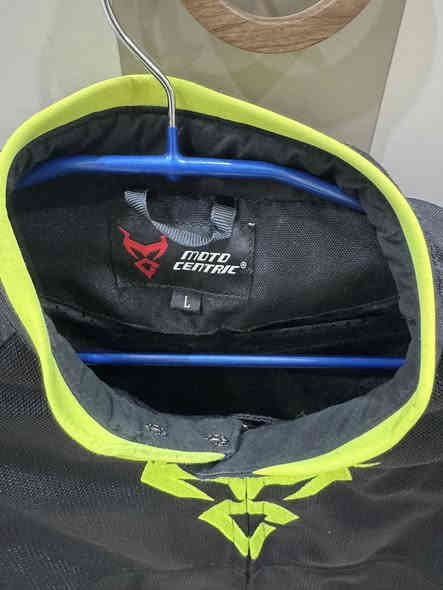 سلام عليكم جاكيت فول كسارات جديد لابسه كم مره مميز لونه قياس L ماعندي بس هاذا  توصيل موجود مكاني بغداد ***********
