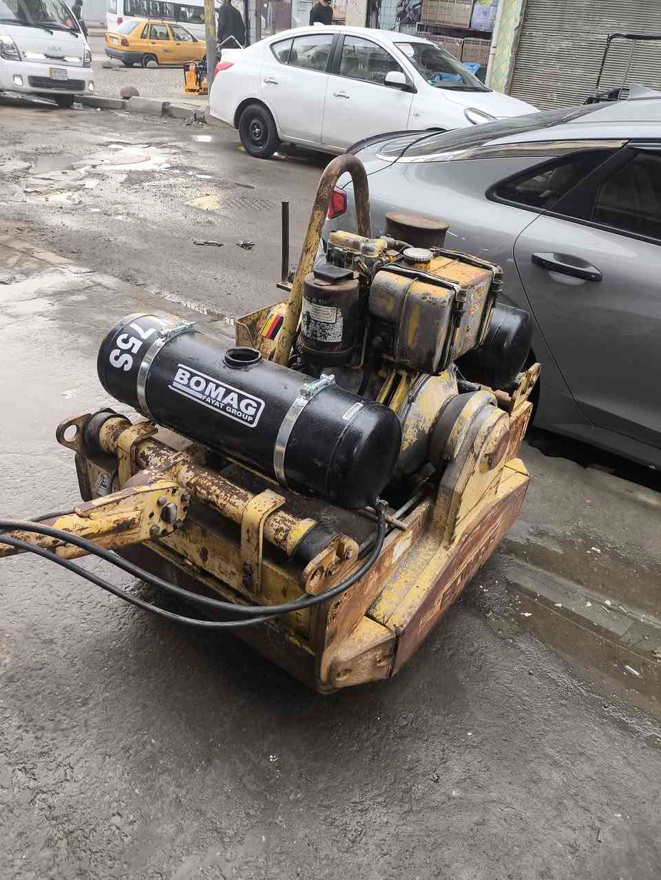 حادلة بوماك يدويه ألماني المنشأ واحد طن جاهزة من كلشي كير وماطور جديد هزاز شغال للاستفسار الاتصال 
***********
