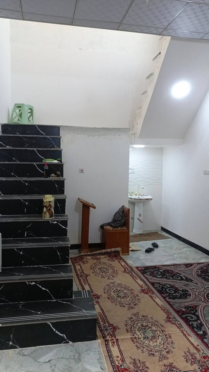 بيت زراعي طابو سند 25 حق التصرف مساحه 125
واجهه 7.5 نزال 16.5
غرفتين نوم 
صاله جوه وصاله فوك
مطبخ 
استقبال 
طرمه وصحيات كما موضح بالصور 
العنوان حي العسكري دوانم لازم قرب اساله الماء 
***********
