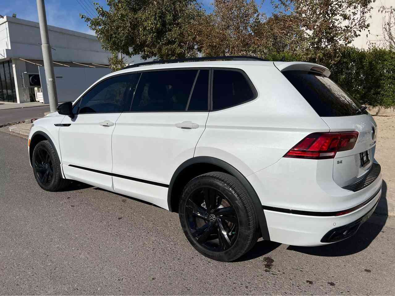 ‏VOLKSWAGEN TIGUAN SE R-LINE 2024
‏‎ژمارە کاتی (۳مانگی لەگەڵە بۆ رەقەم)نەشكاوە 
6 هزار روشتوە 
‏‎فول موسفات R-LINE  
مەكینە ٤ پستن
‏‎رادیتەو لایت و هەموو شتیكی بیلادی شەریكە بارچە كردنەوەش بە شەرت  
‏‎بەسمە - کامیرە -كامل حەساس - پانوراما - کێج ئەلکترۆنی ـ۳ ریز كوشن -تەبرید مەركەزی ـ كوشن هیتەر

‏‎شوێنی ئوتومبێل لە هةولير

*********** 

‏‎نرخی ٢١٥ وەرقە و مەجال أربيل, العراق
