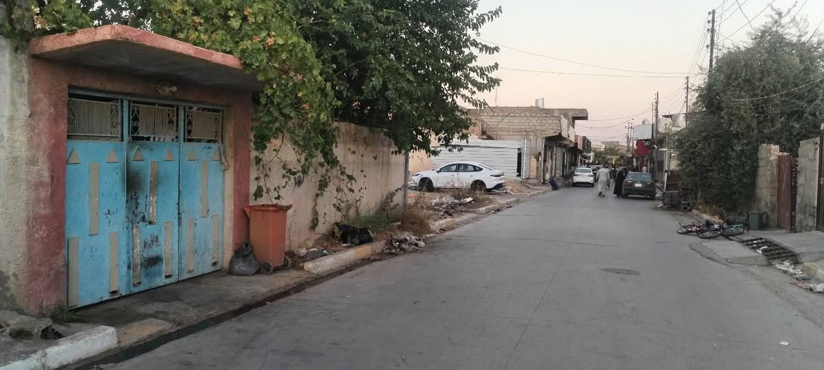 سلام عليكم
دار للبيع مساحة ٢٥٢ متر ( طابو ) 

الموقع شارع الكهربائيين

قرب بيت رشيد خياط 

 موقع تجاري والكل تعرف الشارع صار كلة مخازن وجمل
يعني يرهم مشروع

للتفاصيل اكثر     ***********
