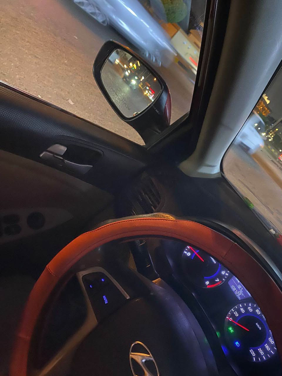 السلام عليكم 
 اكسنت ٢٠١٦ حره بسمي 
سياره كفاله بس بيهه بعد ملاحضات جراد بيهه بس مابيهه صبغ ضربه 
ماشيه ١٠٨ حداديه تبريد مكينه كير كله بلاد 
مكينه ١٤٠٠ 
سعر ٨٠ وبيهه مجال 
*********** البصرة, العراق
