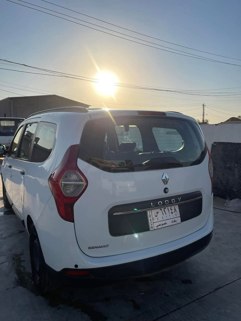 السلام عليكم رينو لودجي موديل ٢٠٢٠ سيارة نضيفه وحلوه بيها طخه بسيطه لاصبغ ولامعجون مكفولة شاشة وكامرة خلفية وسيارة جاهزة وكاملة سيارة وكالة مو تحويل اضمن الك كلشي  مكان السيارة ديالى يم معارض جديدة الشط  
***********
السعر 100وبيهة مجال

