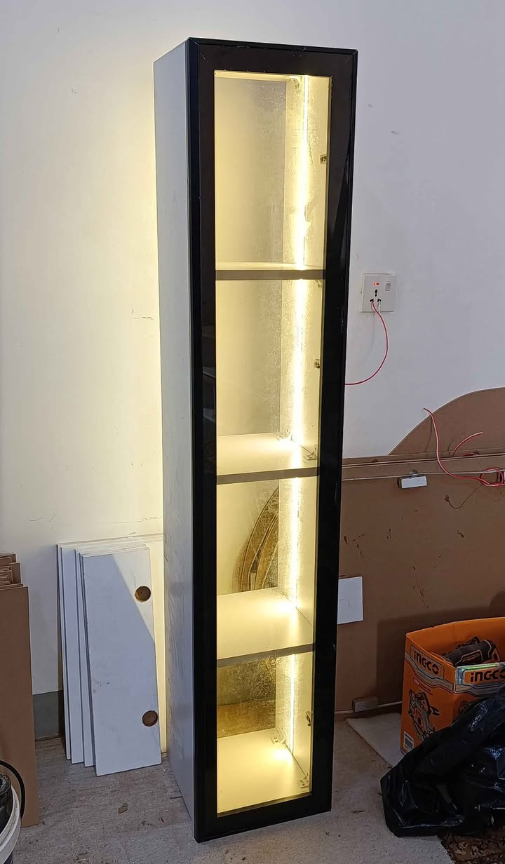 جوانترین ڕەفەی تەنیشت مێزی تیڤی بە دەرگای شوشەو ئەلەمنیۆم بە گڵۆپی لینەر لەسەر داوای کڕیارە بەڕێزەکانمان بەردەستەوەنرخی 80 هەزارە وەگەیاندن و هەڵواسین تەنها  5 هەزارە بۆناو شاری سلێمانی شوێنمان لە بەکرەجۆیە 
*********** السليمانية, العراق
